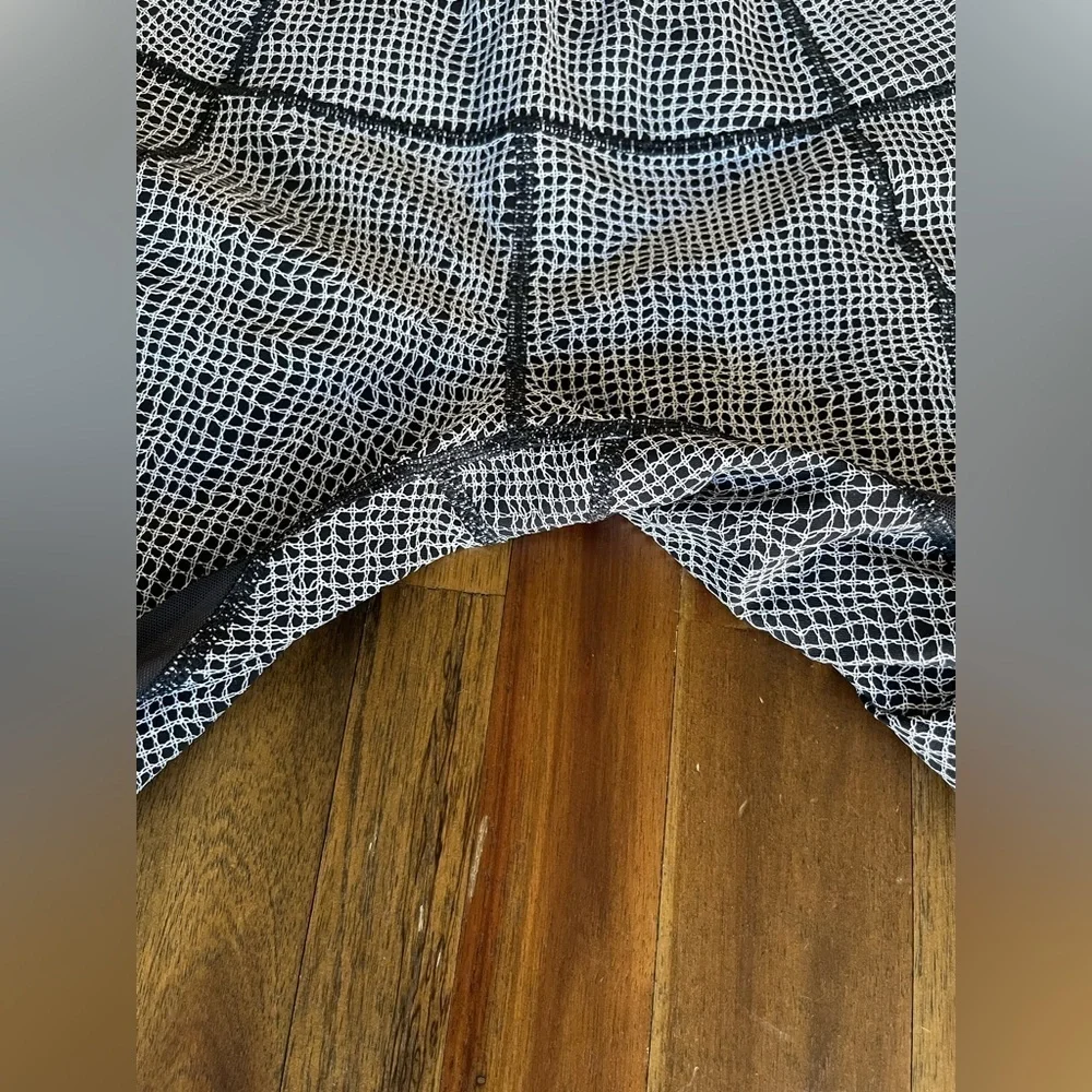 Lululemon black and white ruched back leggings size 6